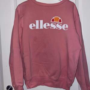 En Ellesse tröja / hoddie / sweatshirt i rosa färg. Pris kan diskuteras