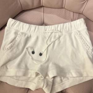 Så så sååååå fina oddmolly shorts i ”juicy couture” material. Sparsamt andvända