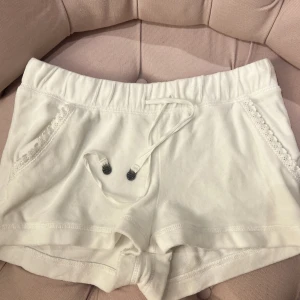 Odd Molly shorts - Så så sååååå fina oddmolly shorts i ”juicy couture” material. Sparsamt andvända