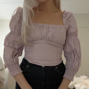 Topp - Söt lila topp med puffärmar och trekvartsärmar