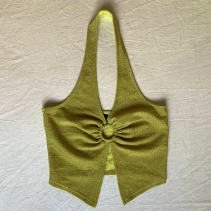 Glittrig topp!💋 - Asfin glittrig halternecktopp med detaljer! Den är i okej skick men några noppror förekommer, skriv gärna för info!💋