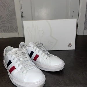 Moncler skor stl 43 - Säljer mina moncler skor som knappt är använda, box och kvitto medföljer