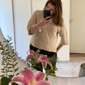 Kortärmad stickad tröja  - Så otroligt mysig och snygg kortärmad stickad tröja i beige. 