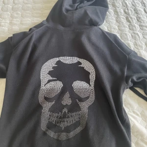 Zadig kofta - Cool zadig kofta med döskalle på ryggen. Använd 1 gång, storlek XS, passar också någon som är s. 