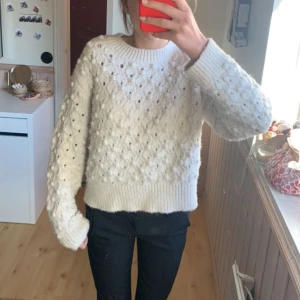Stickad tröja från zara - En super super fin stickad tröja från zara jag fick i födelsedagspresent men den har inte kommit till användning❤️Den är i super skick!