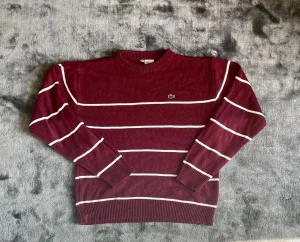 Lacoste tröja - Säljer en ass snygg stickad vintage Lacoste tröja i storlek M. Den är i princip ny skick och är perfekt för dig som gillar vintage eller Stockholms stil. Skriv vid eventuella frågor