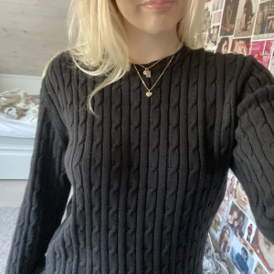 Stickad Tröja - Söt tröja 🩷 pris kan diskuteras, tveka inte på att höra av dig