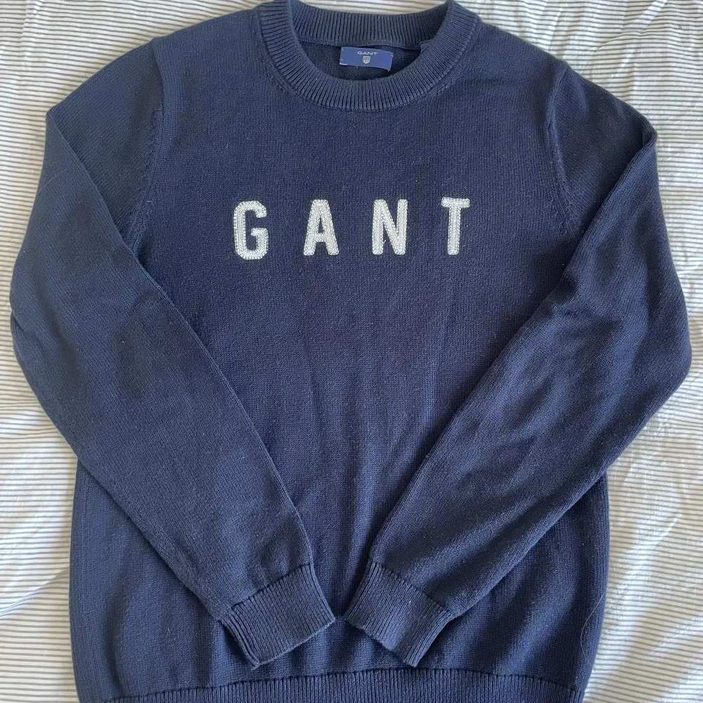 En tunn stickat tröja från Gant i marinblå, passar till allt🌟 Knappt använd, väldigt bra skick!. Tröjor & Koftor.