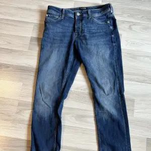 Detta är ett par Jack and Jones jeans. Riktigt snygga och passar till alla outfits. Använda få antal gånger och därmed är skicket 9/10. Ny pris runt 600. Hör av er för fler frågor.