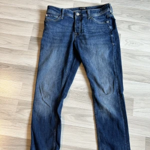 Jack and Jones jeans  - Detta är ett par Jack and Jones jeans. Riktigt snygga och passar till alla outfits. Använda få antal gånger och därmed är skicket 9/10. Ny pris runt 600. Hör av er för fler frågor.