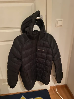 Peak performance  - Hej Jag säljer nu min jacka så jag växt ut den. Den är använda ett få tal gånger förra vintern. Sick 9/10. Inga skador alls då den har varit sparsamt använd. Priset kan diskuteras vid snabb affär