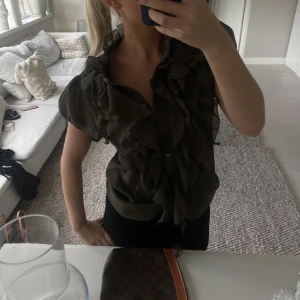 Mörk grön knytblus  - Mörk grön knytblus, jätte snygg! Passar xs-m 