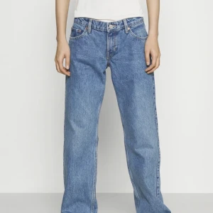 Weekday ARROW LOW🎀 - Super snygga lågmidjade jeans, men för tajta för min smak🩷 färgen ser lite off ut på bilden pga dålig belysning🩷