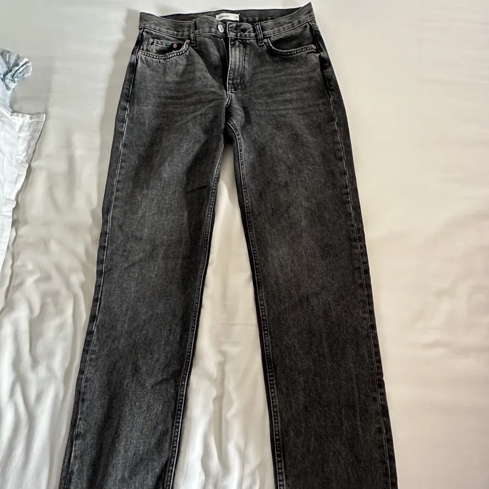 Mörkgråa jeans, lågmidjad/mellanhög midja från Gina Tricot i storlek 36. Har använts ca 3 gånger och är perfekt på mig i längden som är 168 cm💕säljer då de är för små i midjan för mig. Vid frågor är det bara att höra av dig! . Jeans & Byxor.