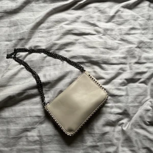 Väska - Liten men rymlig handväska som också funkar som axelväska! Använd fåtal gånger, säljer den för den inte kom till användning💗