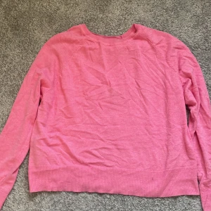 Tröja  - Jätte fin tun råsa tröja som tyvär har blivit för liten för mig därav säljer jag den, används väll föra sommaren men den är i jätte bra sick❤️