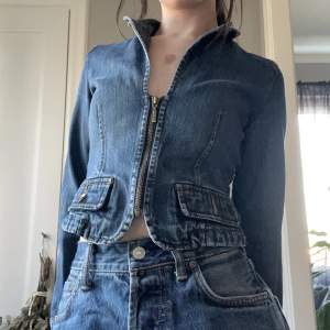 croppad jeans jacka från DKNY, inga slitningar eller defekter i storlek XS🫶🏻💓