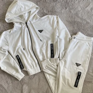 SÖKER Prada zip-hoodie - SÖKER denna Prada zip-hoodien! Skriv om du har denna eller en liknande 🥰