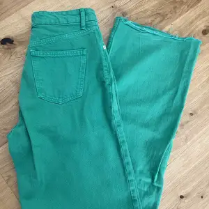 Ett par snygga gröna jeans från Zara i! Endast använda ett fåtal gånger. Straight modell. Hör av er om ni har några frågor 