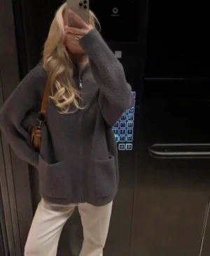 Populär zara kofta  - Säljer min eftertraktade zara kofta i stl s-m färgen grå. Den är slutsåld ett år tillbaka och den är i bra skick 💕🙌