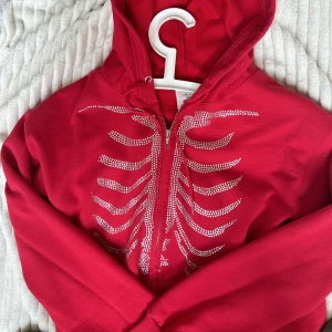 Glitter hoodie  - Säljer min fina skelett hoodie, inga diamanter har ramlat av. Säljer pga att den aldrig kommer till användning längre🤍 