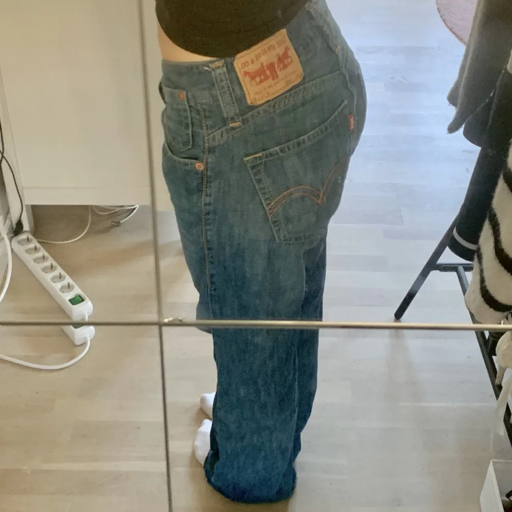 Säljer dessa middlewaist vintage Levi’s jeans🤍De är aningen slitna längst ner på baksidan men annars i fint skick😊. Jeans & Byxor.