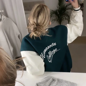 College jacka  - College jacka från H&M som tyvärr inte kommer till användning 💚  Använd Max 2-3 gånger så den ser ut som ny!  Storlek S. 
