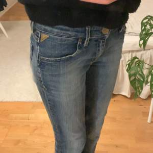 Lowwaist jeans med raka ben från replay.