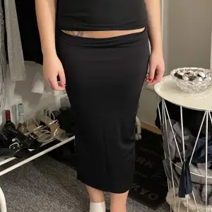 Lång svart kjol med slits