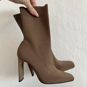 Klackskor från Zara - Bara använda en gång. Nypris 499 kr. Storlek 37.