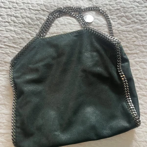 Stella McCartney  - Falabella tote till salu!  Köptes för ca 12 000 för 2 år sedan!  