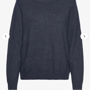 Stickad tröja  - Mörkblå stickad tröja från vila. Jätte bra sick