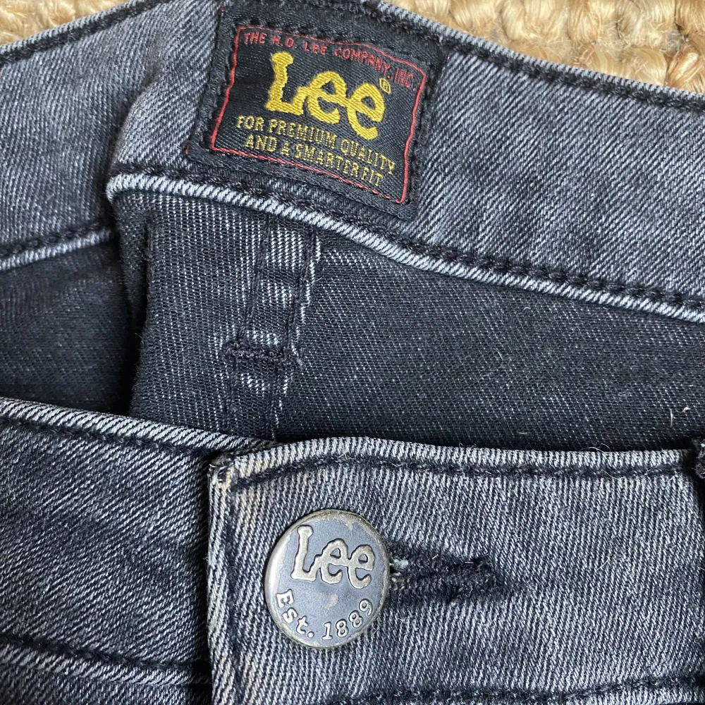 Snygga gråa jeans från märket Lee. Jeansen är använda men i bra skick, utöver en liten blekningsfläck vid vänster ficka. Vårat pris: 199kr. Storlek: W32 L31. Jeans & Byxor.