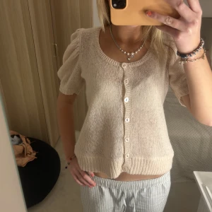 Söt kofta - Säljer denna sjukt fina kofta som är ljusrosa💕