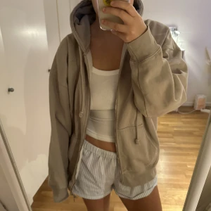 brandy melville christy hoodie - säljer min ”christy hoodie” från brandy melville🌷köpte för nåt år sedan och den är sparsamt använd och i gott skick, nypris är 45 euro vilket är ca 520kr🌷köparen står för frakt, pris kan diskuteras 
