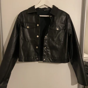”Skinn” jacka  - En dam ”skinn” jacka från SHEIN, i toppskick, knappt använd. Storlek M, men passar även en Small. 