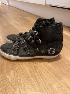 Svarta ash sneakers, sparsamt använda.