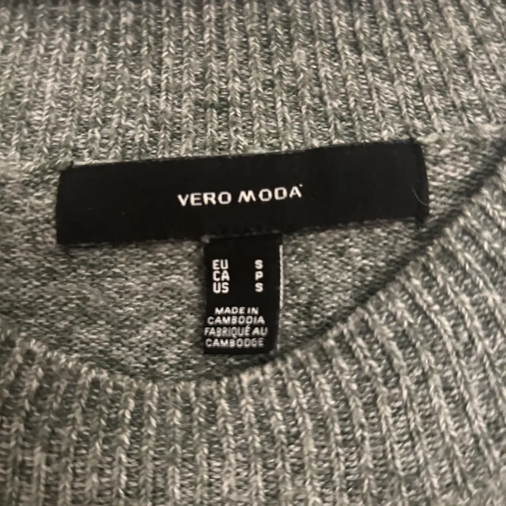 Världens finaste stickade tröja från vero moda💓 Så fin men säljer pågrund av att färgen inte passar mig. Nyskick då den endast är använd en gång🤩 Säljer för 200kr plus frakt, priset går att diskutera🤩. Tröjor & Koftor.