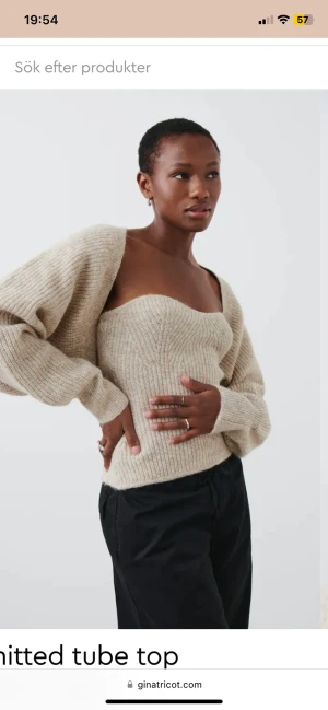 Bandeautopp - Jag säljer denna stickade bandeu topp då den inte kommer till användning. Den är i en fin beige färg och endast använd 1 gång. Nypris är 260kr💗