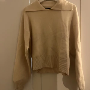 Tröja - Super skön beige tröja från gina tricot🤎 kan fraktas men då står köparen för frakten!