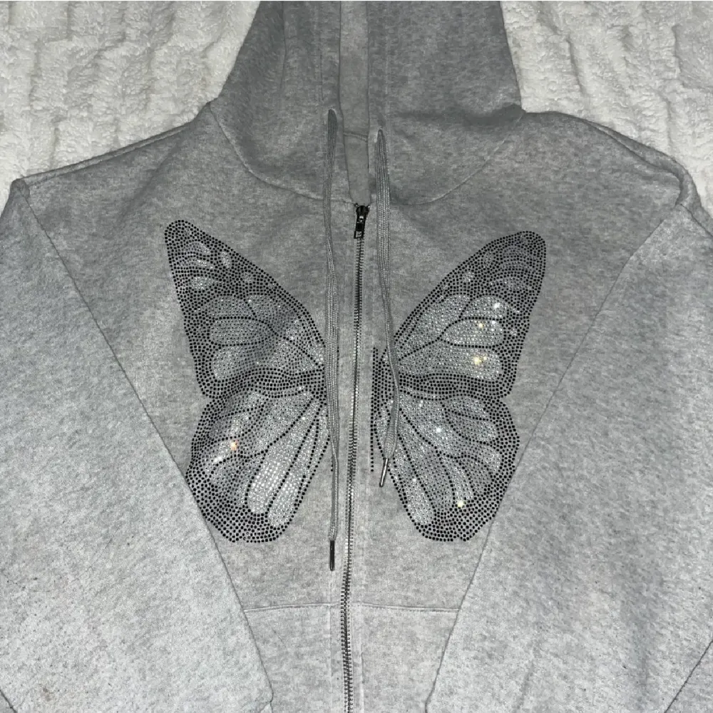 Säljer min rhinestone hoodie med fjärilstryck då den inte kommer till användning, dvs den är i nyskick. Den är i storlek s men skulle nog även passa xs!🩷. Hoodies.