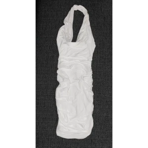 Nelly dress, stl. XS. - Vit Deep front drape dress från Nelly, stl. XS.  Bara använt 1 gång.   Har växt ur den, därav gammal bilder för att kunna se hur den sitter på.  Finns att hämta i centrala Örebro. Köpare står för frakt om post önskas.