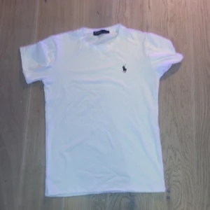Polo tröja vit - Polo tröja vit nyskick.. Skirv för fler bilder mvh Love