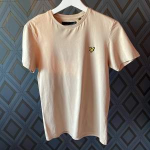 T-shirt i mycket bra skick från Lyle and scott