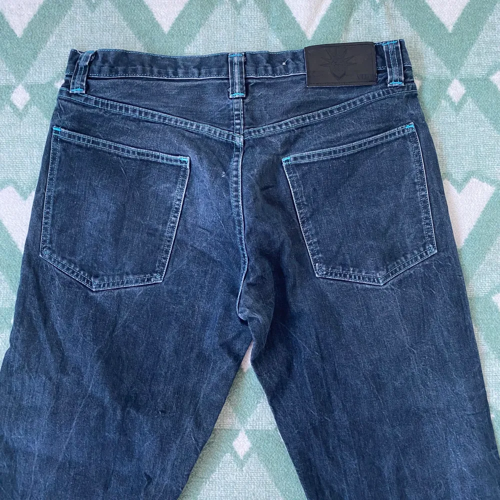 Blå Baggy jeans med blåa sömmar.. Jeans & Byxor.