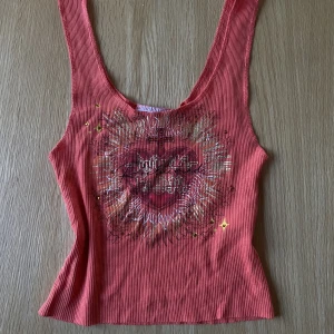 Linne - Supersnyggt linne i y2k vibe. Helt oanvänd, funkar jättebra utan bh