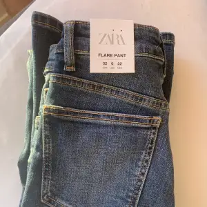 Helt nya jeans från Zara. Storlek 32 full length. Aldrig använda, endast provade. Alla lapparna är kvar. Köpte för 379 kr 🤍
