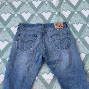 Jeans - Levisjeans med loose fit. Snyggt slitna!