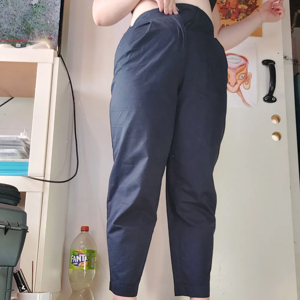 Marinblå byxor som sitter väldigt fin men är för små för mig. Tyget är inte direkt stretchigt. Jag är 157cm. . Jeans & Byxor.