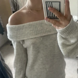 Grå offshoulder tröja - Första bilden lånad av förra ägaren! Jättefin grå offshoulder tröja från H&M💗